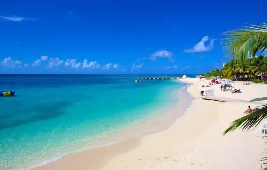 Clear water and sand at Doctor's Cave Beach